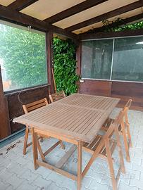 Tavolo con sedie da giardino