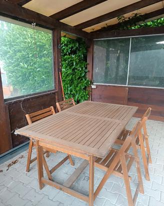 Tavolo con sedie da giardino