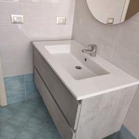 Mobile bagno con lavandino e specchio