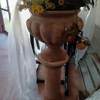 alzata in terracotta con vaso 
