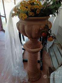 alzata in terracotta con vaso 