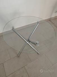 tavolo rotondo in vetro con gambe argentate 