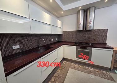 Cucina Lube piano marmo elettrodomestici Whirlpool
