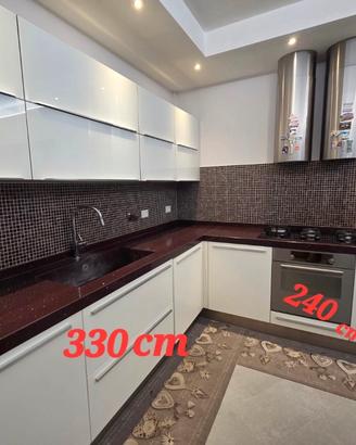 Cucina Lube piano marmo elettrodomestici Whirlpool