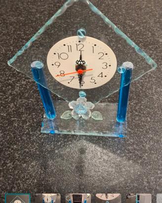 Orologio da tavolo in vetro colorato blu 