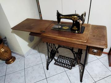 Macchina da cucire Singer d'epoca vintage pedale