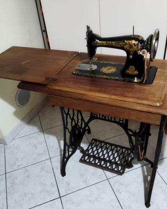 Macchina da cucire Singer d'epoca vintage pedale