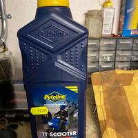 2 litri di olio Putoline per scooter