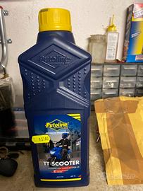 2 litri di olio Putoline per scooter