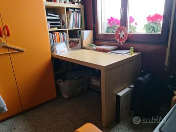 Scrivania con scaffale libreria integrato