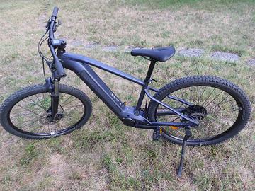 Bicicletta Rockrider a pedalata assistita