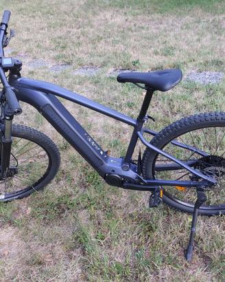 Bicicletta Rockrider a pedalata assistita