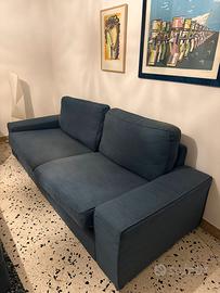 Divano blu in buone condizioni  con puff