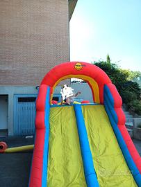 Gonfiabile con scivolo