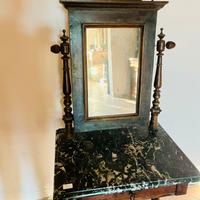 Toeletta antica con marmo bianco e nero