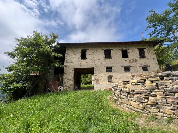 Casale Rustico con 5 Ettari di Terreni in Langa