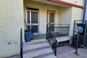 Casa indipendente con cortile e terrazza