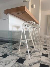 3 sgabelli bianchi Stool One - Magis