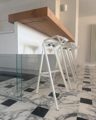 3 sgabelli bianchi Stool One - Magis
