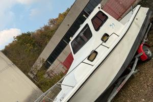 Scafo barca cabinato cantieri navali Livorno