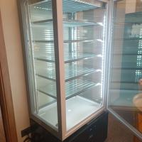 frigo vetrina e sedie