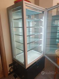 frigo vetrina e sedie