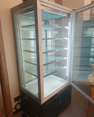 frigo vetrina e sedie