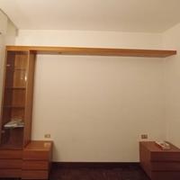 Vetrina a colonna con mensola dotata di faretti