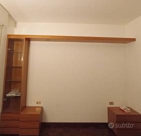 Vetrina a colonna con mensola dotata di faretti