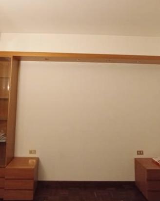 Vetrina a colonna con mensola dotata di faretti