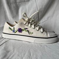 Scarpe da ginnastica biance ricamate fiori