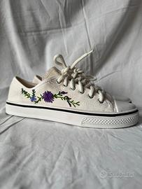 Scarpe da ginnastica biance ricamate fiori