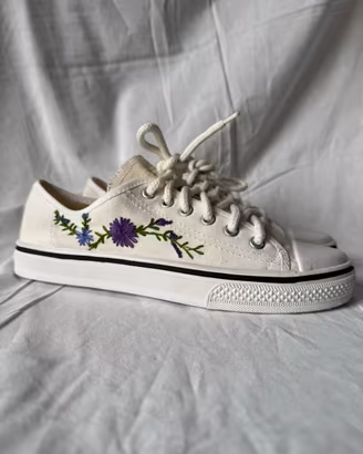 Scarpe da ginnastica biance ricamate fiori