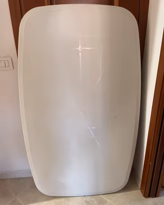 Tavolo bianco con gambe estraibili di plastica