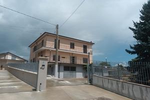 Paduli - villa con capannone, deposito e uliveto
