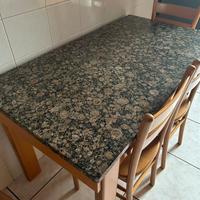 Tavolo e sedie in legno e marmo nero