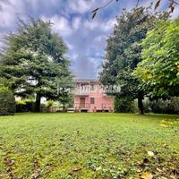 AMPIO TRILOCALE VICINO AL LAGO