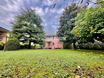 AMPIO TRILOCALE VICINO AL LAGO