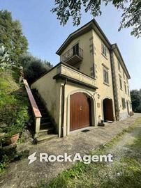 Villa di 10050 m² con più di 5 locali a Pescia
