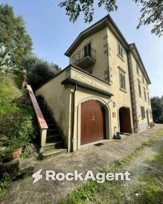 Villa di 10050 m² con più di 5 locali a Pescia