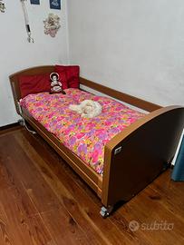 Letto con movimento elettrico e sponde alzabili