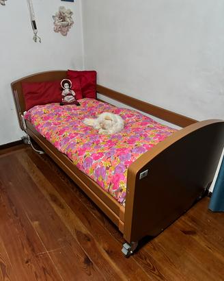 Letto con movimento elettrico e sponde alzabili