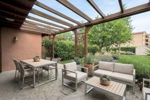 Villa di 200 m² con più di 5 locali a Granarolo de