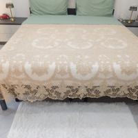 Copriletto ricamato al Tombolo.