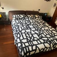 Letto matrimoniale con comodini