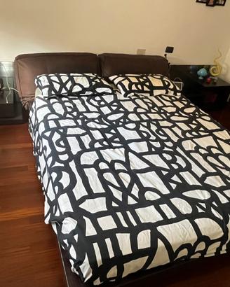 Letto matrimoniale con comodini