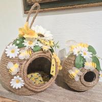 Due decorazioni a forma di nido d'api 