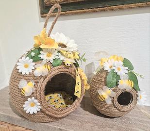 Due decorazioni a forma di nido d'api 