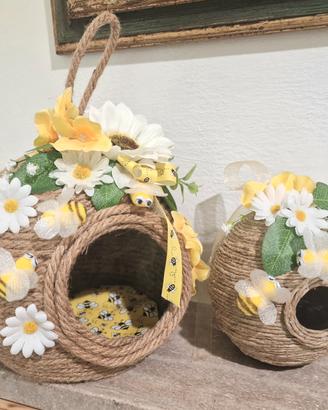 Due decorazioni a forma di nido d'api 
