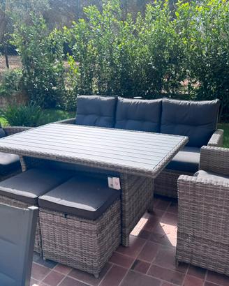 Salotto da giardino nuovo